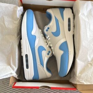 NWT Nike Air Max 1 10.5 UK 9.5 EUR 44.5 Carolina blue and white
